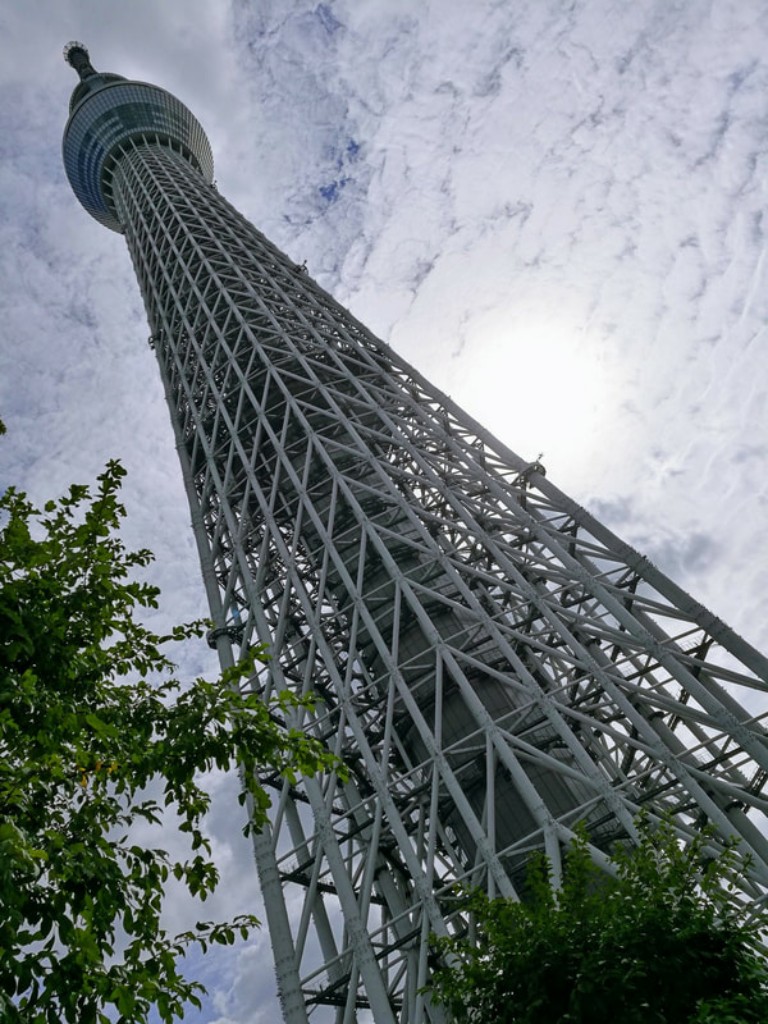 Tokyo Skytree as seen from the ground up.