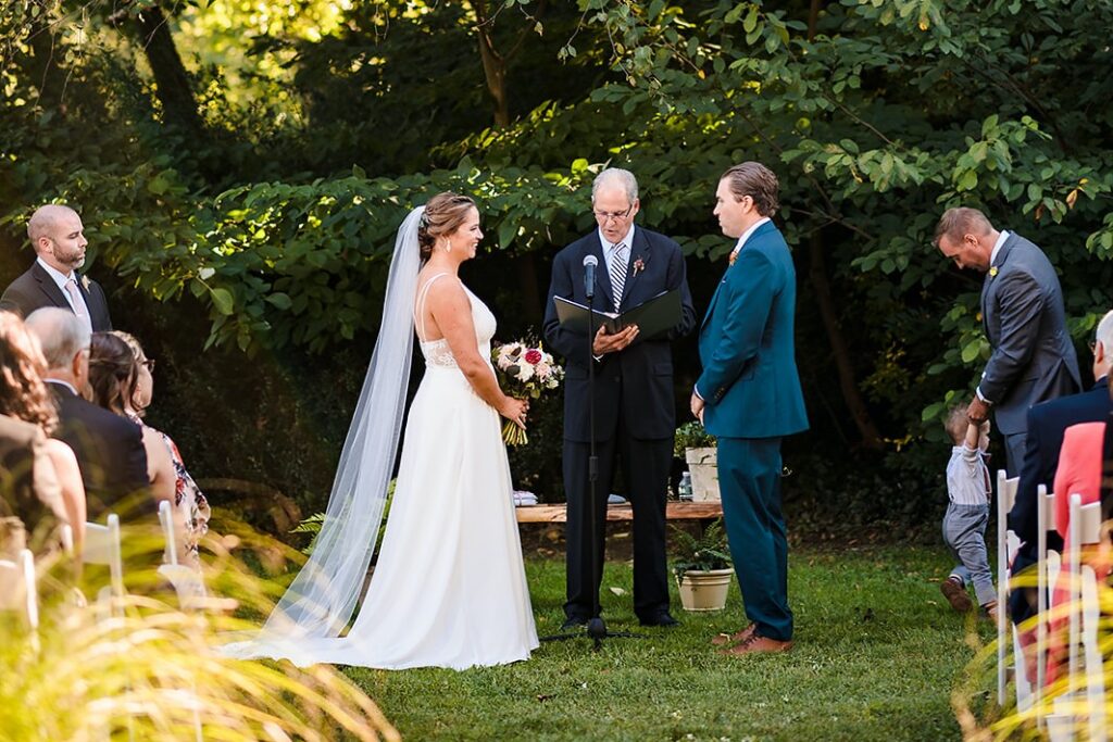 Bride and groom during the ceremony with the bride dressed in the ceremony look.