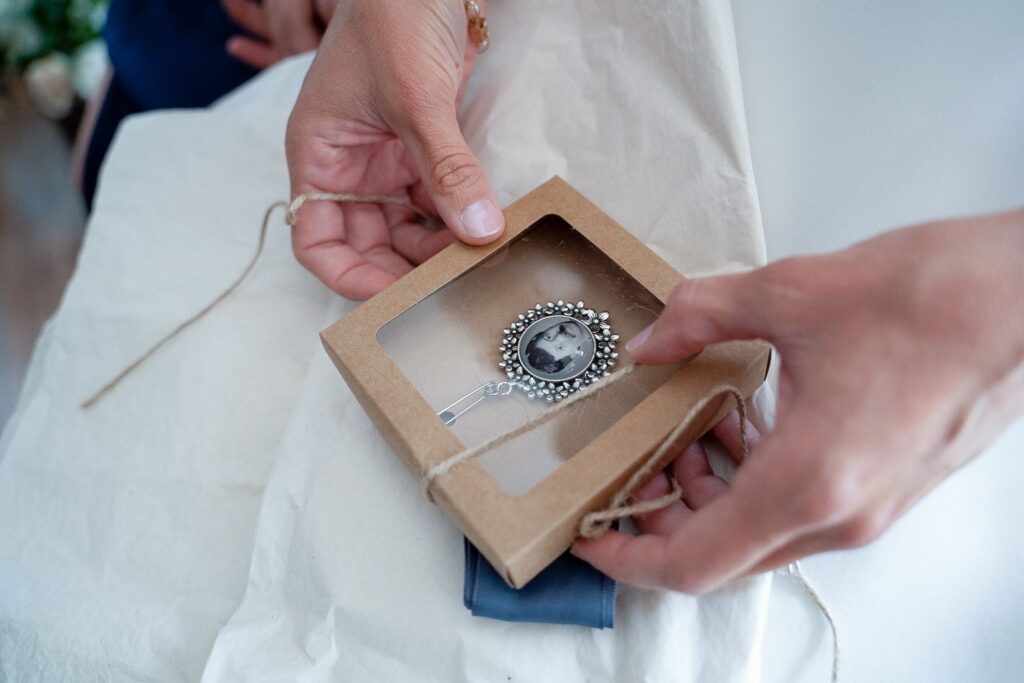 Photo pendant of the bride's late father